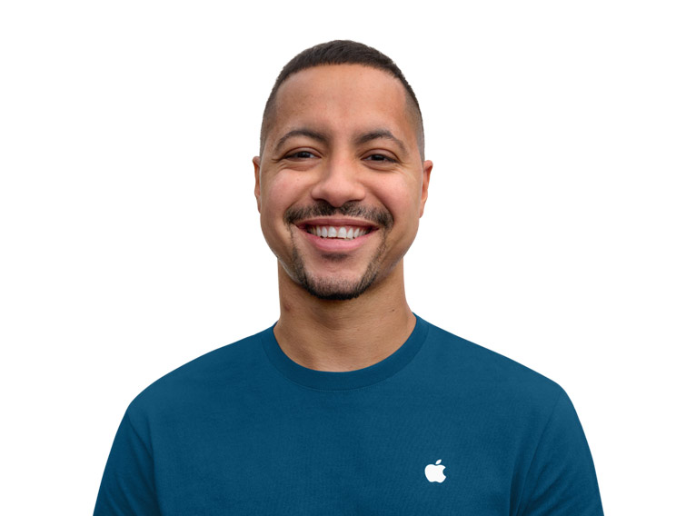 Smiling Apple Specialist with an approachable demeanor